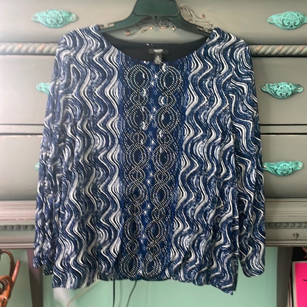 Gorgeous trendy top!